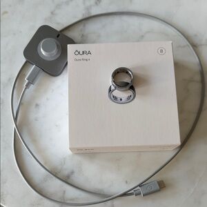 Oura Ring 4 in Silver with Charger